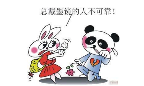 女主角脑袋靠在公交车的玻璃上 女主角脑袋靠在公交车的玻璃上