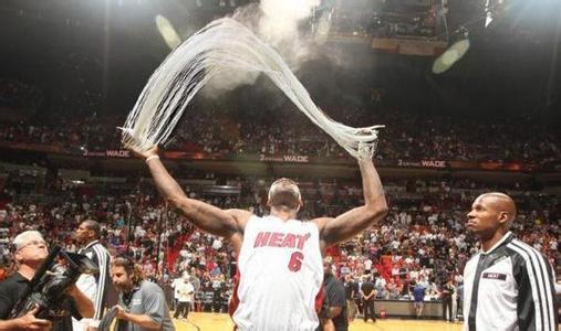 早知道三儿子这么能惹事，当年就该把他射在墙上